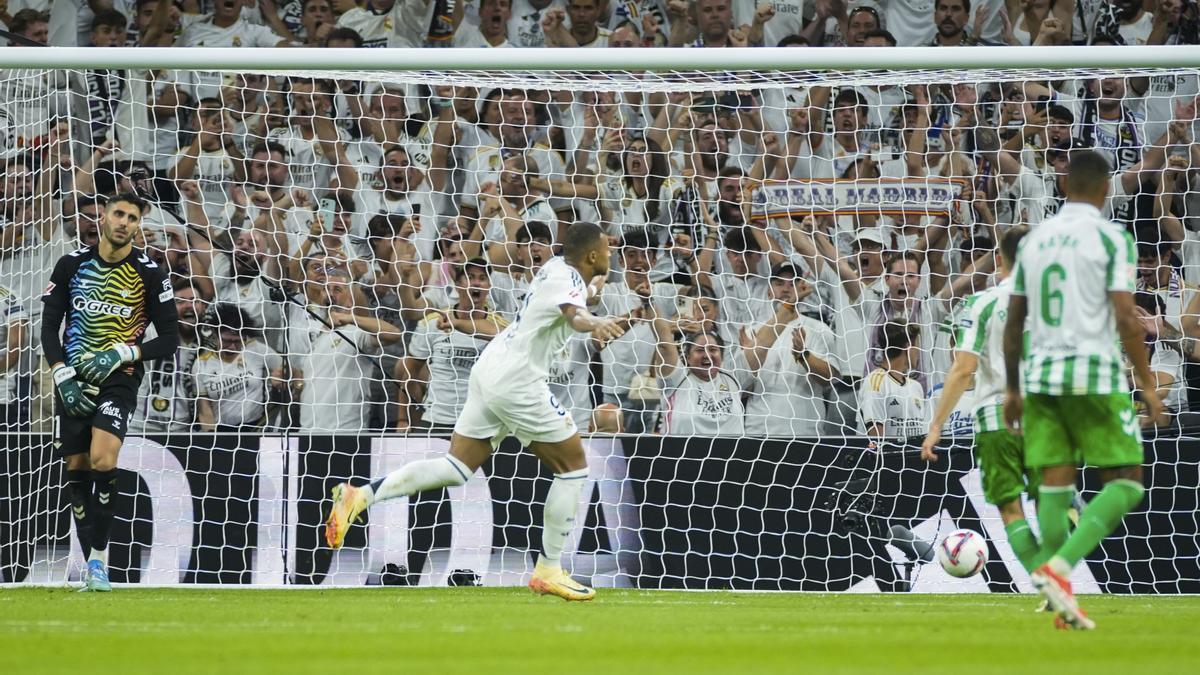 El delantero del Real Madrid Kylian Mbappé celebra su segundo gol durante el partido de la cuarta jornada de LaLiga entre el Real Madrid y el Real Betis, este domingo en el estadio Santiago Bernabéu.