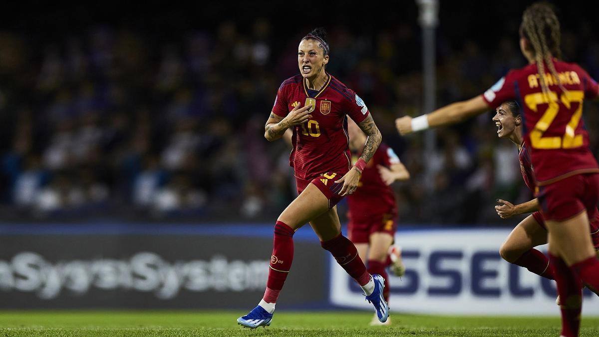 Jenni Hermoso, celebrando un gol con la selección española