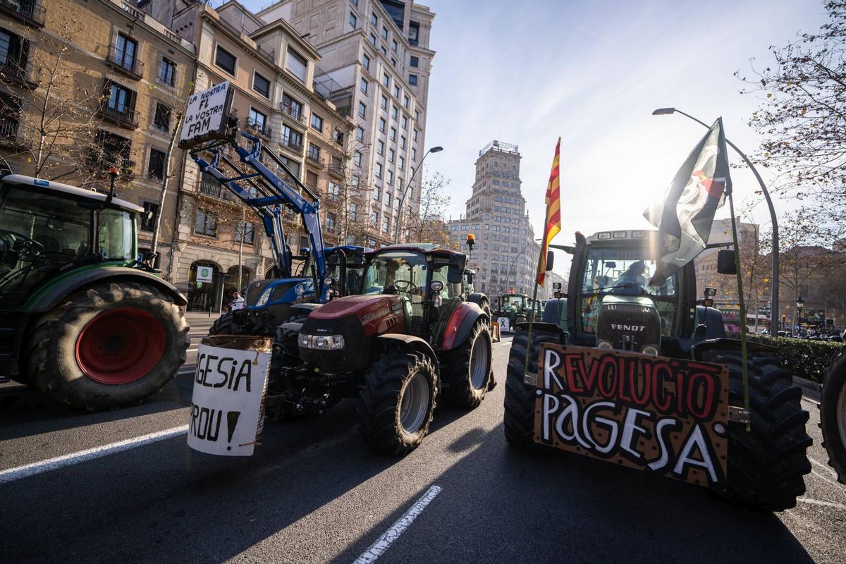 Tractores circulando por la Gran Via de Barcelona