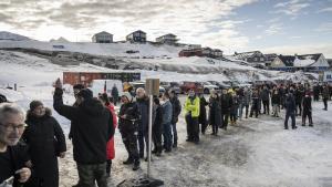 Cola de electores para ejercer su derechoa al voto en un colegio electoral en Nuuk, la capital de Groenlandia.