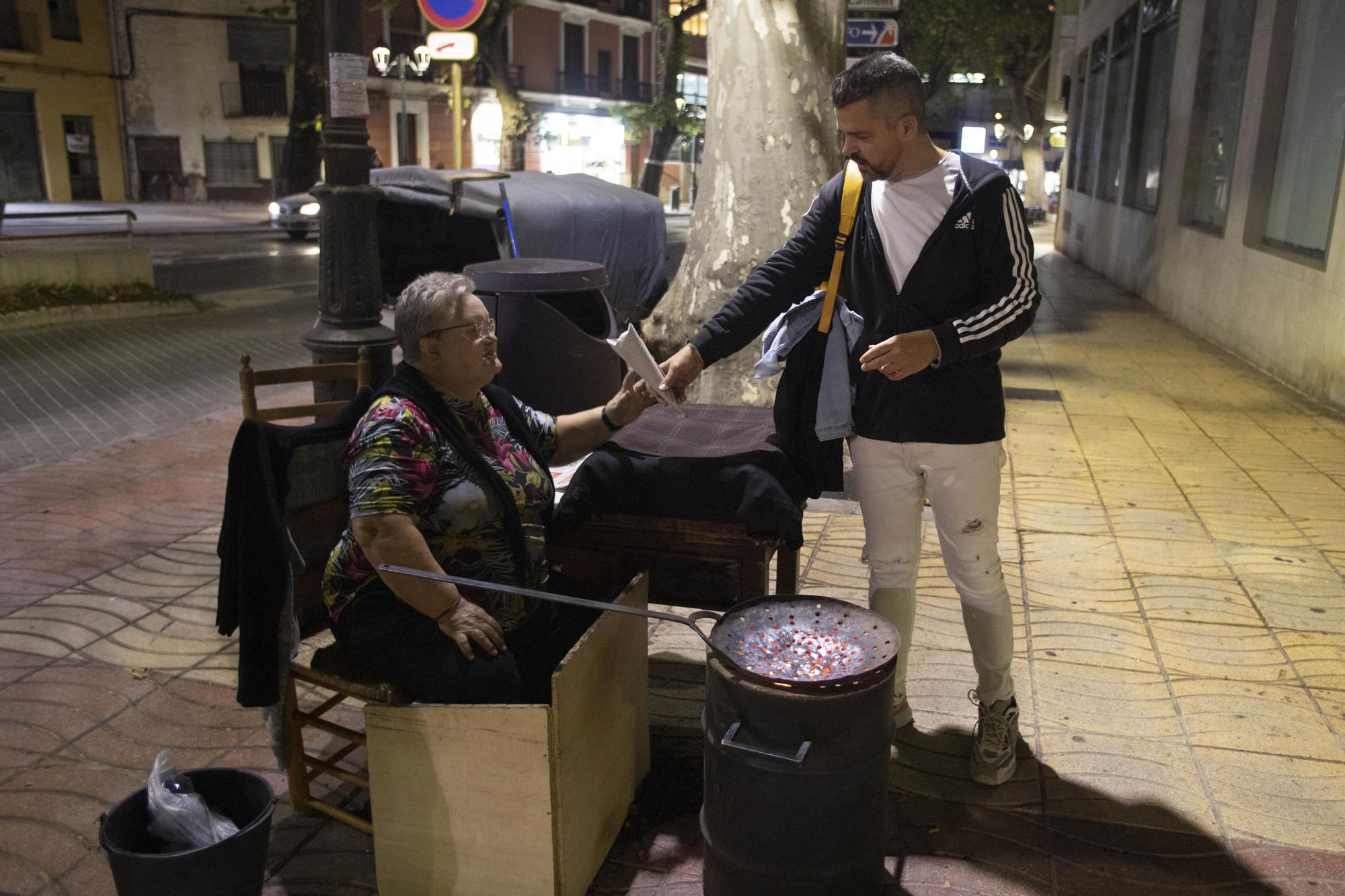 José González y Matilde Vila: la tercera generación de castañeros en Xàtiva