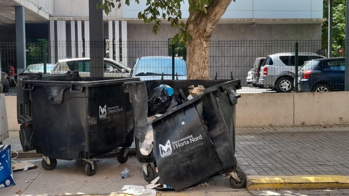 Contenedor roto por la mala praxis en el sistema de recogida.