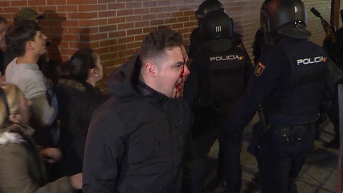 Disturbios en Vallecas frente a la casa del presunto asesino de un vecino.