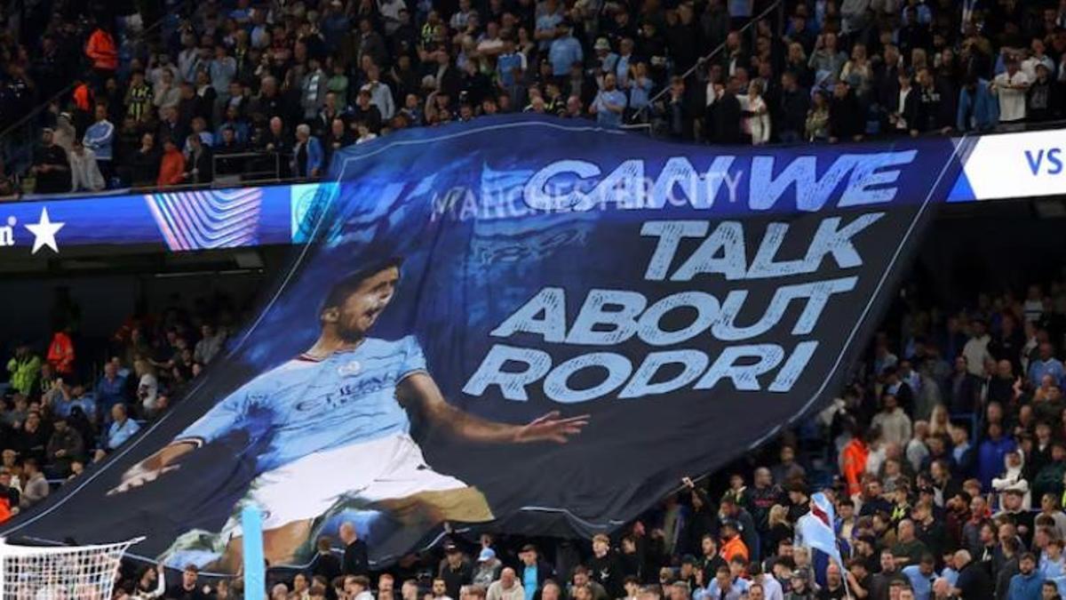 Pancarta sobre Rodri en el Etihad Stadium de Manchester.