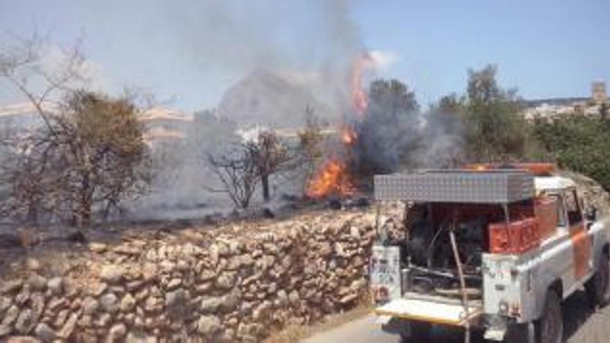 Un incendio en Xàbia obliga a desalojar dos chalés