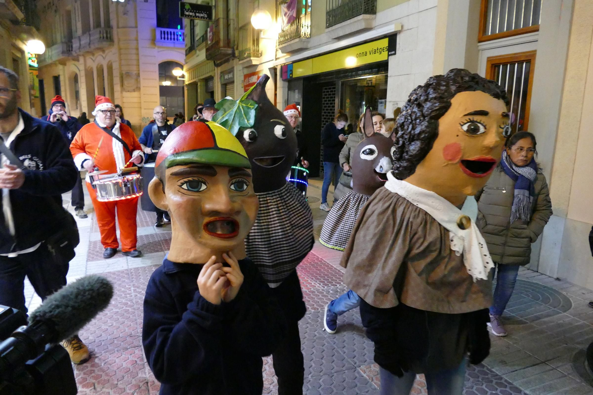 Figueres estrena sis nous capgrossos amb una cercavila pel centre de la ciutat