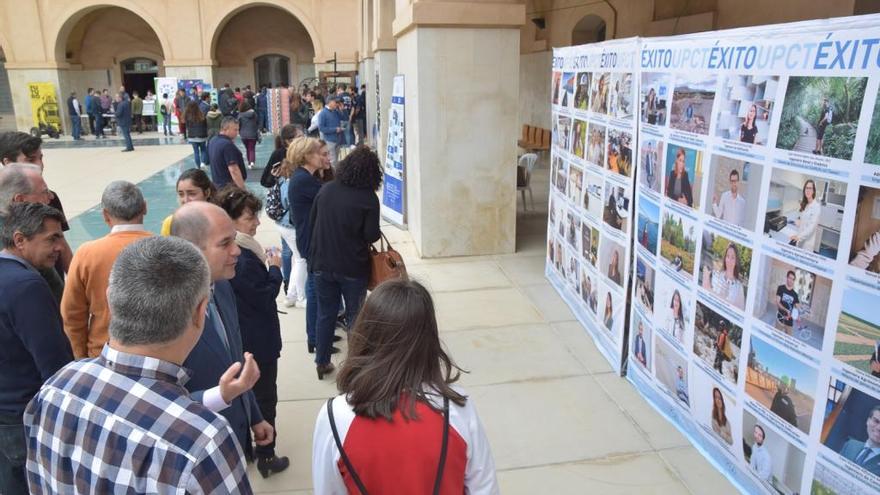 El patio de la Escuela de Industriales albergó la feria tecnológica.