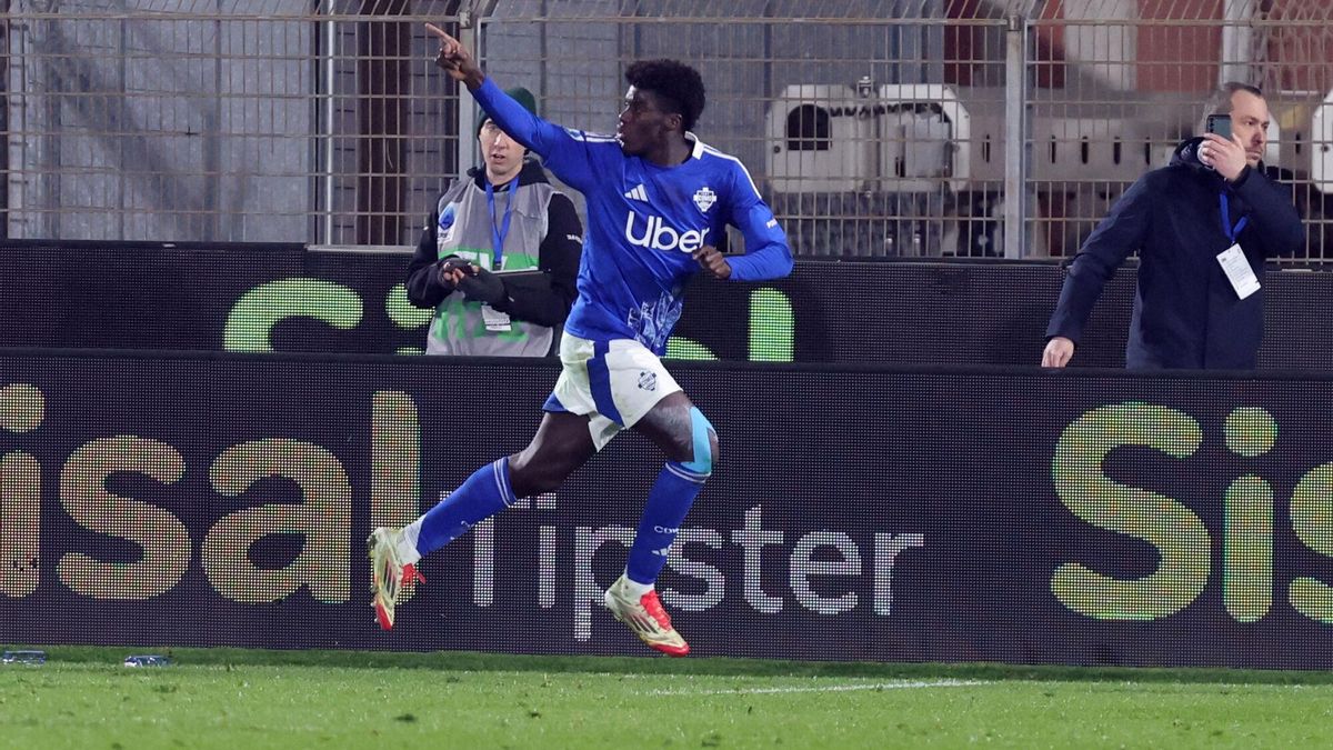 El futbolista Assane Diao celebra un gol con la camiseta del Como 1907'