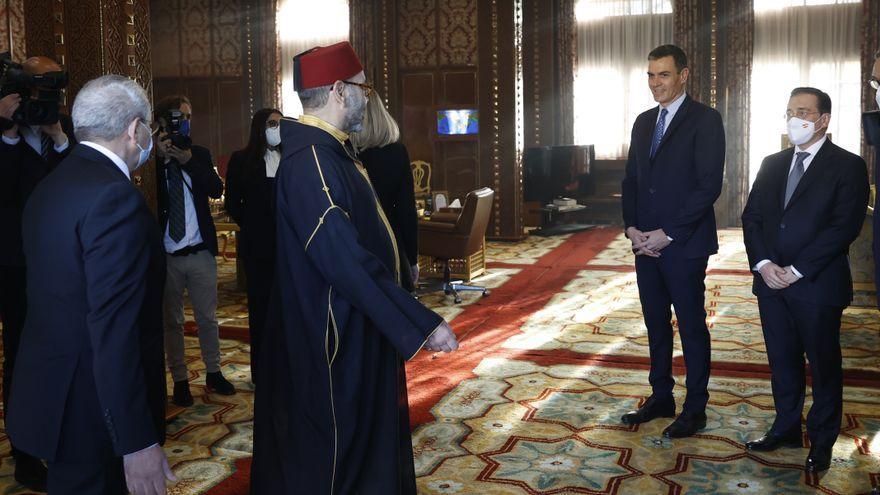 Pedro Sánchez y José Manuel Albares, junto a Mohamed VI.