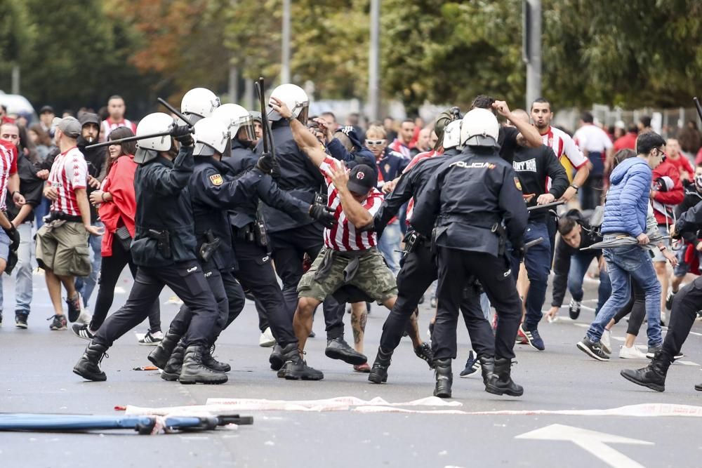 Enfrentamiento entre los ultraboys y la Policía antes del derbi.