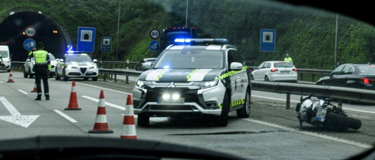 A la derecha, la moto del fallecido tirada en el arcén, junto al quitamiedos y un coche de la Guardia Civil de Tráfico. | Jaime Casanova