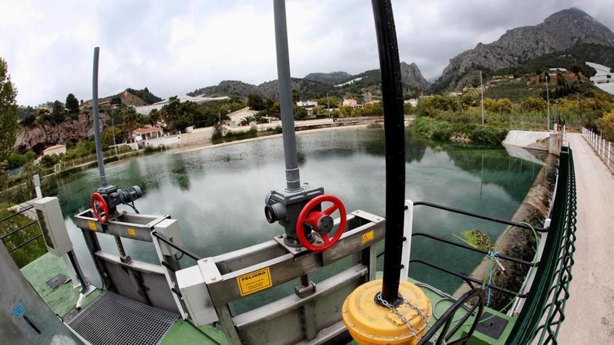 Infraestructuras del Consorcio de Aguas de la Marina Baixa en el río Algar, desde donde se controla el abastecimiento de los principales municipios de la comarca.