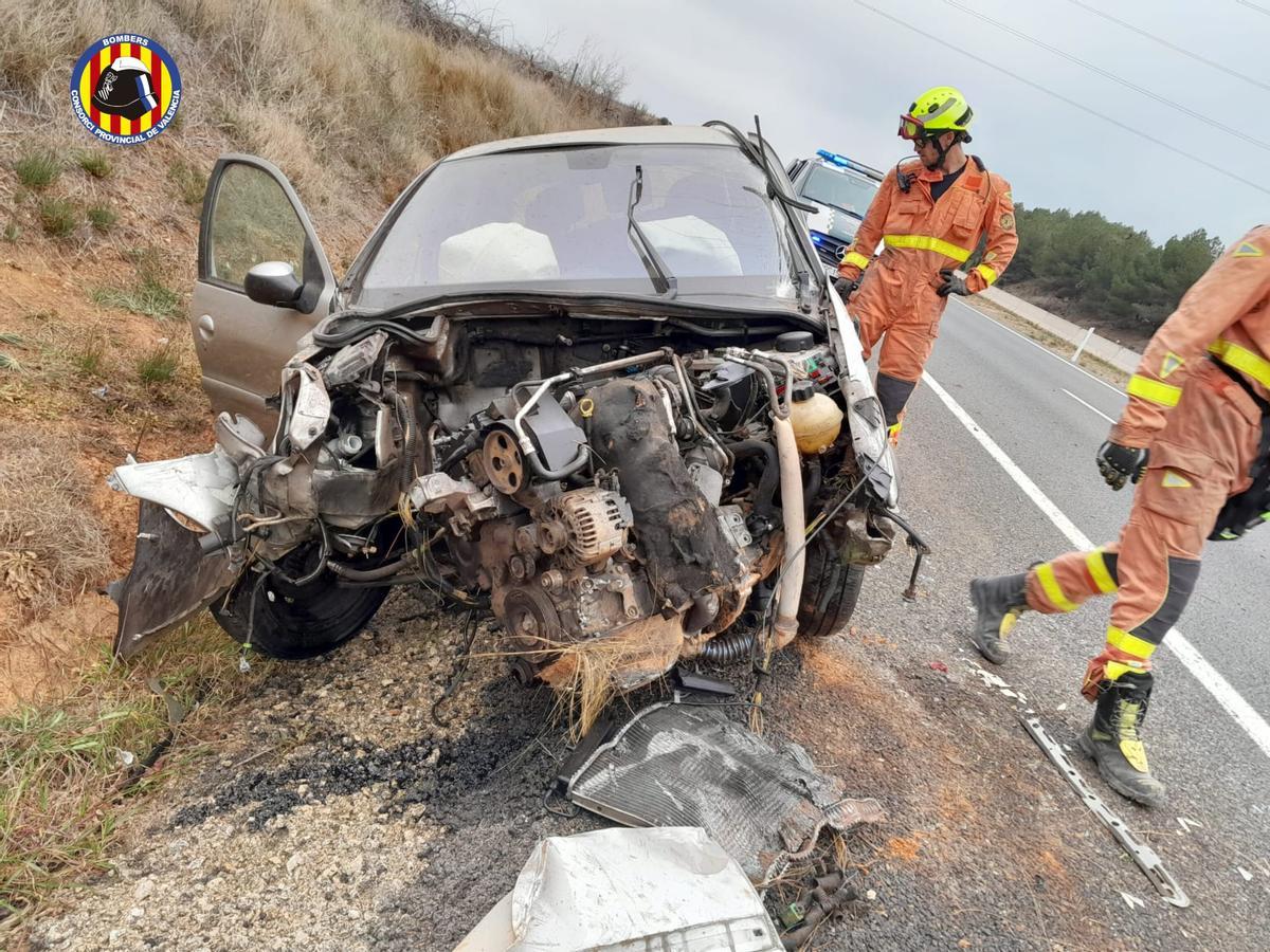 Un coche da vueltas de campana en un accidente en la A-3 a la altura de Requena.