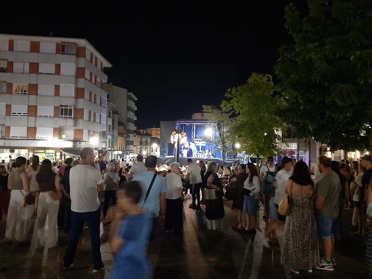 Los solteros plantan el álamo por San Juan en la Pola