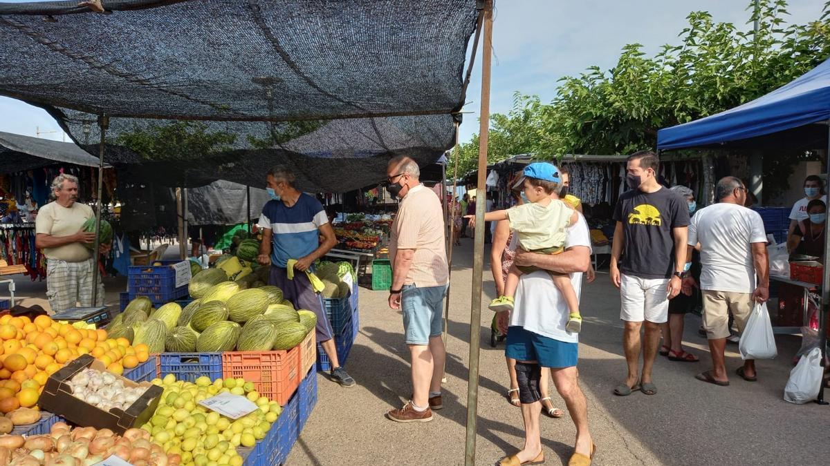 El mercado cuenta, principalmente, con paradas de ropa y complementos aunque también hay venta de fruta y verduras.