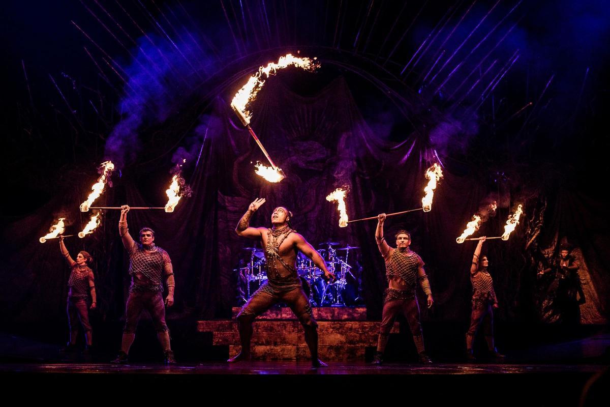 El reparto de Alegría - Bajo Una Nueva Luz cuenta con 54 acróbatas, payasos, músicos y cantantes.