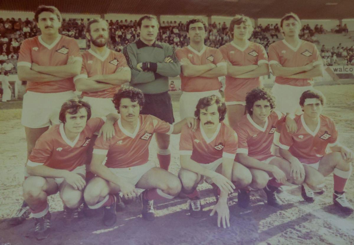 Una de las formaciones del San Martín en su época como local en el estadio de A Lomba. | IÑAKI ABELLA