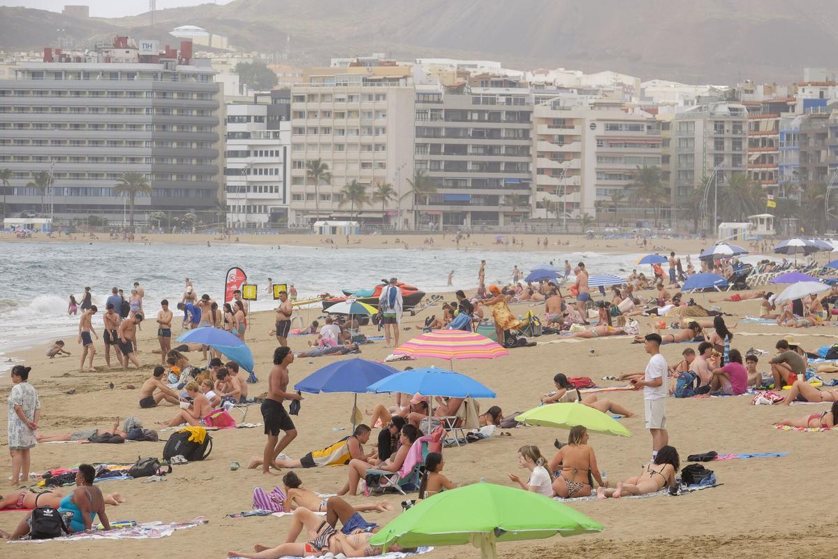 Meteorología. Calor y calima en la playa de Las Canteras Meteorología. Calor y calima en la playa de Las Canteras