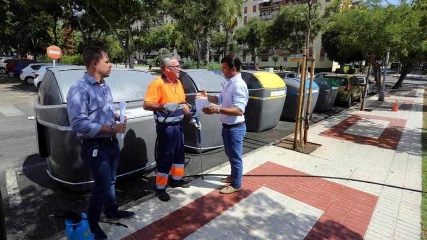 El delegado de Limpieza, Diego López, junto a un operario.