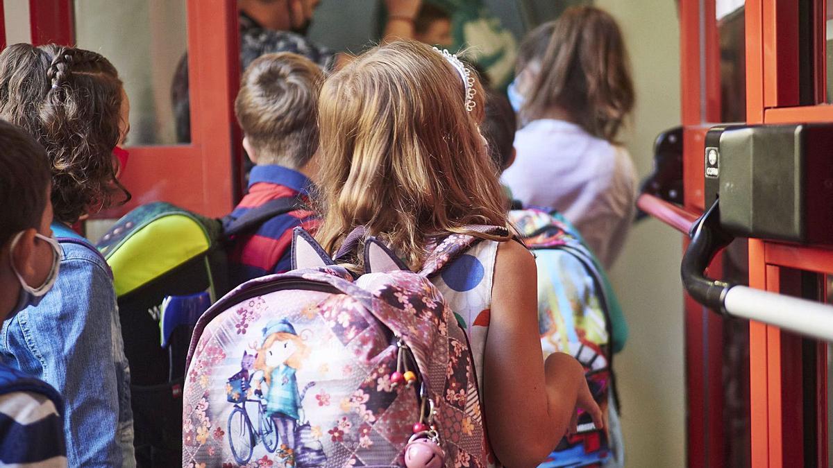 Alumnos protegidos con mascarillas, a la puerta de su centro escolar. | | EUROPA PRESS