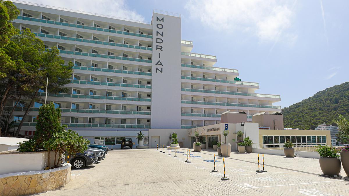 El hotel está situado en Cala Llonga. | 