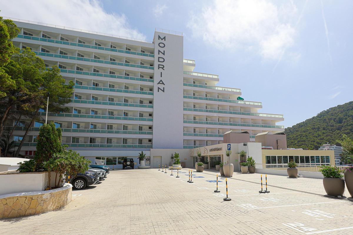 El hotel está situado en Cala Llonga.