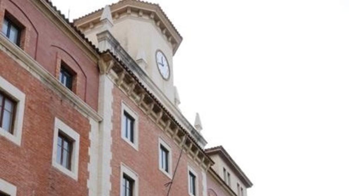 En el ayuntamiento de Tortosa no ondena ninguna de las banderas oficiales.