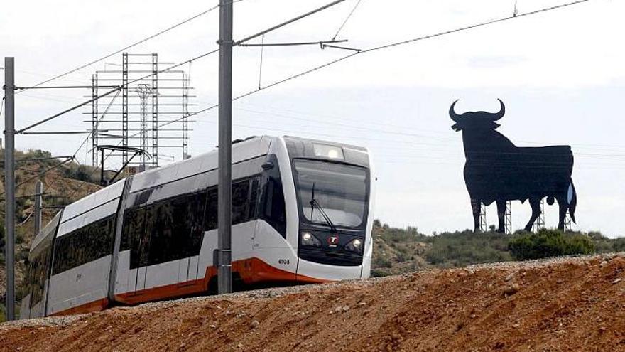 Imagen del tren-tram que conecta Alicante y Benidorm a su paso por el término municipal de El Campello