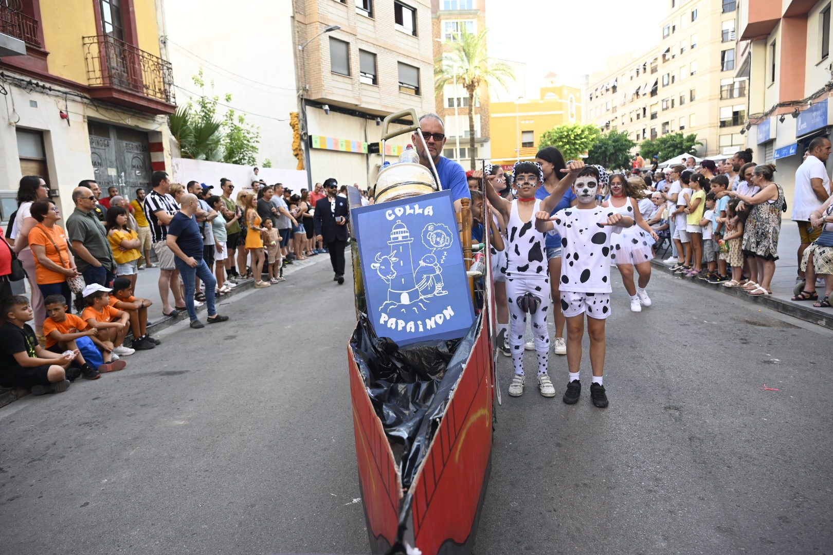 Las mejores imágenes del desfile y la entrada del toro por Sant Pere en el Grau