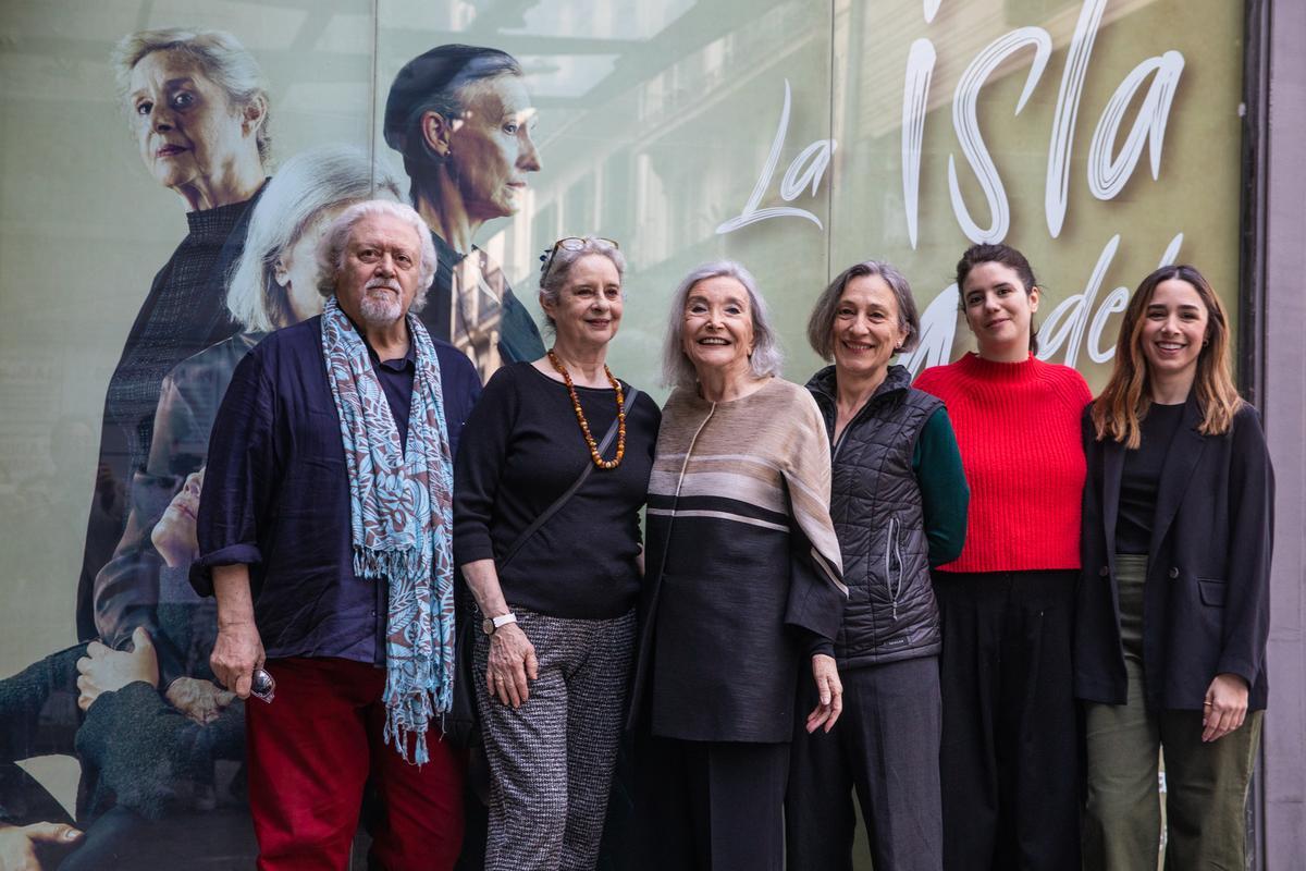 Núria Espert vuelve al Teatre Romea con La isla del Aire. La veterana actriz actúa con Vicky Peña, Teresa Vallicrosa, Miranda Gas y Candela Peña en la adaptación de la novela de Alejando Plalomas dirigida por Mario Gas