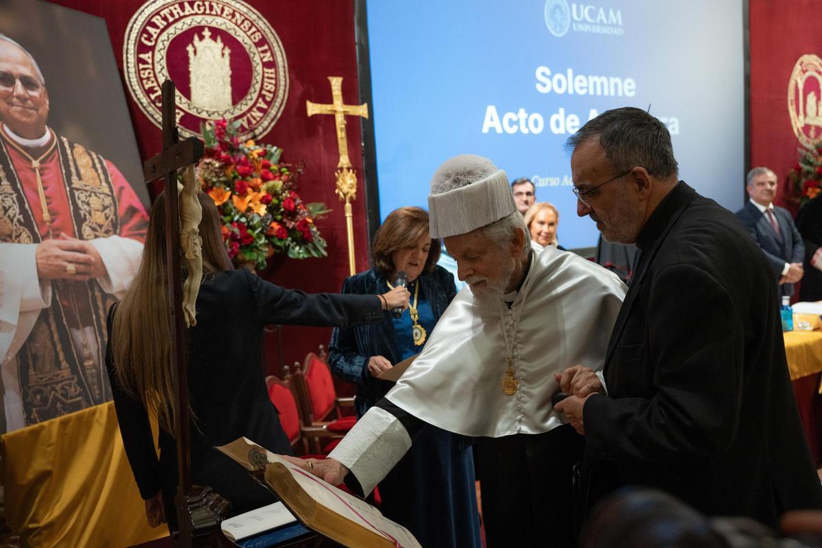 Instante del juramento como Doctor Honoris Causa.