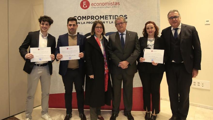 El Colegio de Economistas premia a cuatro alumnos de la UCAM