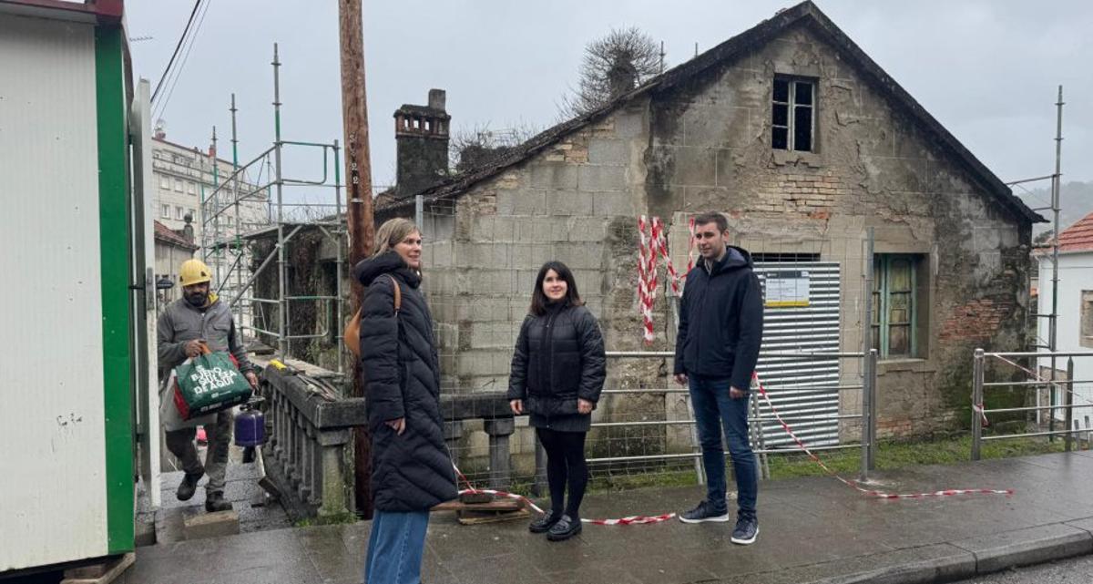 La alcaldesa Nava Castro, con los ediles Silvia Táboas y Francisco Represas, en la obra que se ejecuta. | D.P.