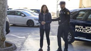La mujer detenida, al ser conducida al juzgado de Palma.
