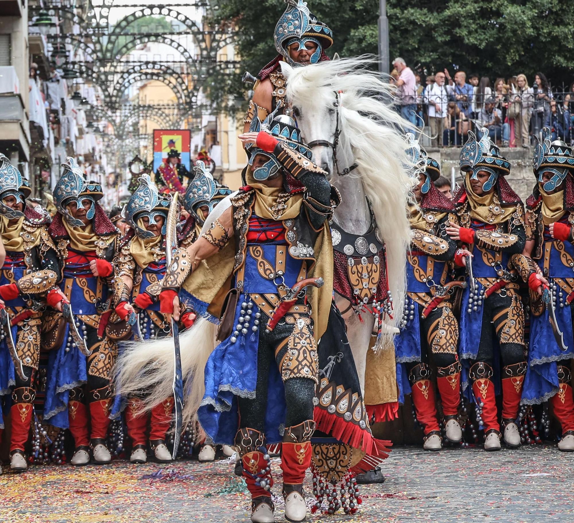 Alcoy se entrega al espectáculo de las tropas cristianas