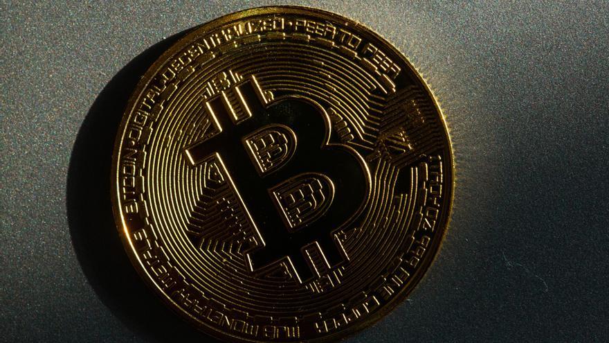 Archivo - FILED - 05 March 2022, Berlin: A coin bearing the logo of the bitcoin cryptocurrency lies on a table. Photo: Fernando Gutierrez-Juarez/dpa-Zentralbild/dpa