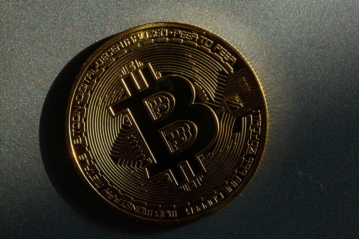 Archivo - FILED - 05 March 2022, Berlin: A coin bearing the logo of the bitcoin cryptocurrency lies on a table. Photo: Fernando Gutierrez-Juarez/dpa-Zentralbild/dpa Archivo - FILED - 05 March 2022, Berlin: A coin bearing the logo of the bitcoin cryptocurrency lies on a table. Photo: Fernando Gutierrez-Juarez/dpa-Zentralbild/dpa