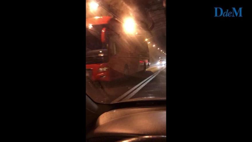 Un autobús averiado obliga a cerrar el túnel de Sóller