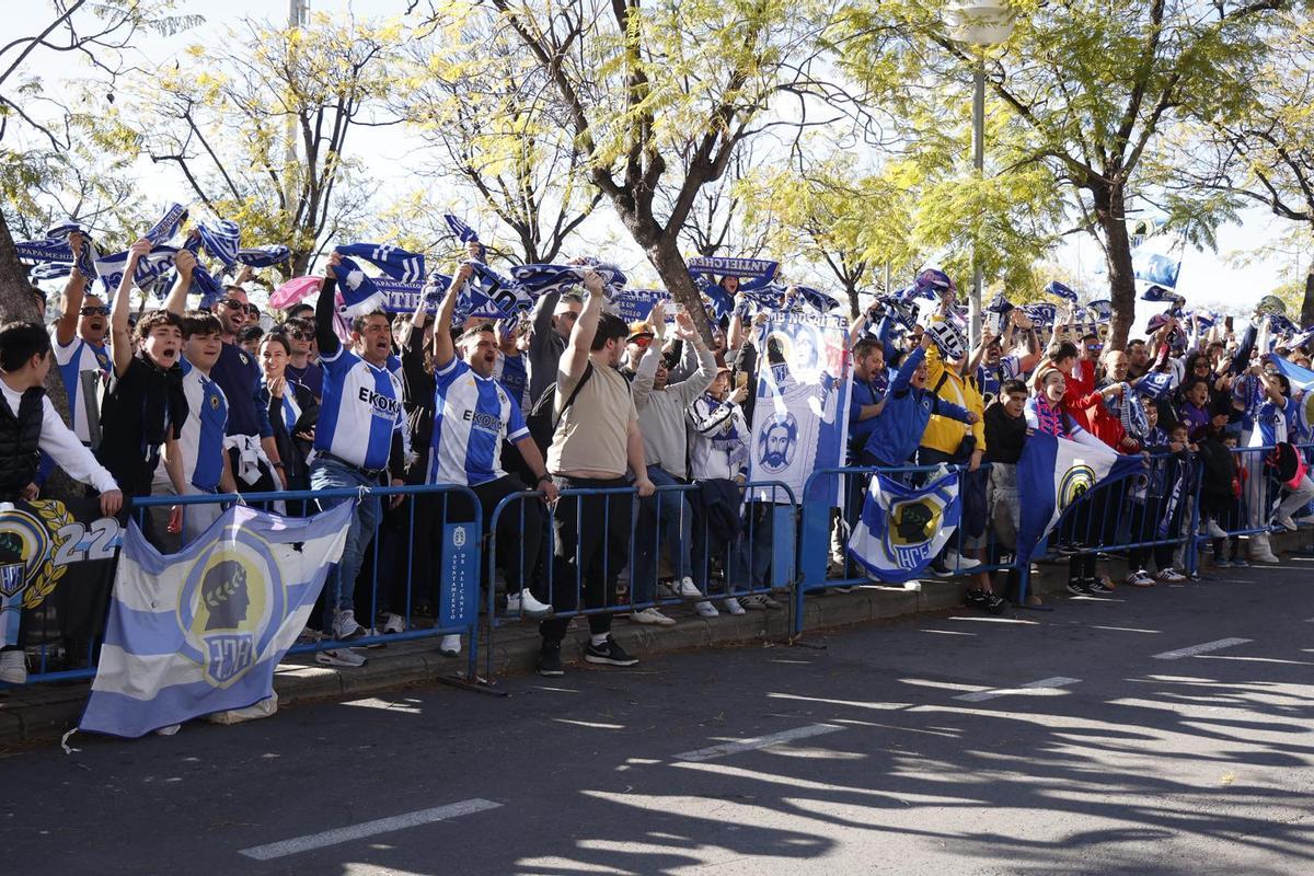 La hinchada del Hércules recibe a su equipo en el estadio antes del clásico contra el Real Murcia en Alicante.