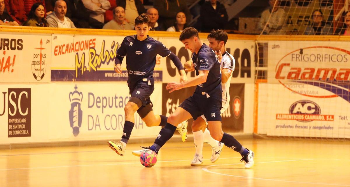 Carlos Gómez lucha por la posesión del balón.