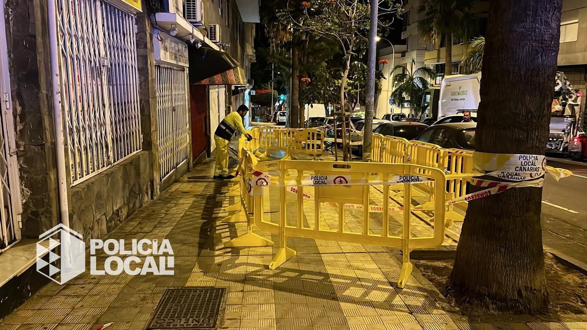 Caída de cascotes en un edificio de la calle Ramón y Cajal, en Santa Cruz.