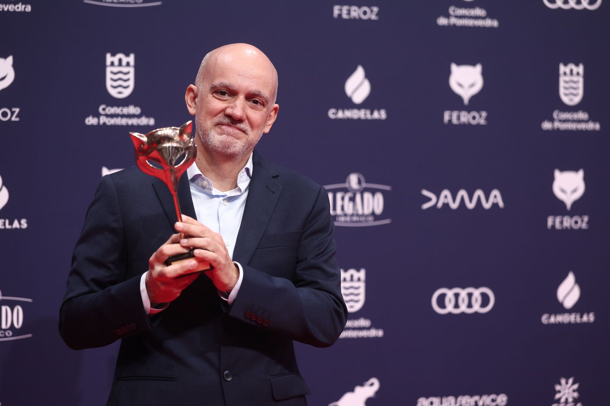 El realizador Aitor Tapia posa con el premio a Mejor Trailer por 'Sirat' en la alfombra roja de los premiados en los Premios Feroz 2026, en el Pazo da Cultura, a 24 de enero de 2026, en Pontevedra, Galicia (España). Los Premios Feroz son entregados de manera anual por la Asociación de Informadores Cinematográficos de España desde 2014, con el objetivo de destacar lo mejor de la producción audiovisual del año, tanto en cine como en televisión. 24 ENERO 2026 Eduardo Parra / Europa Press 24/01/2026. Aitor Tapia;Eduardo Parra;category_code_new;
