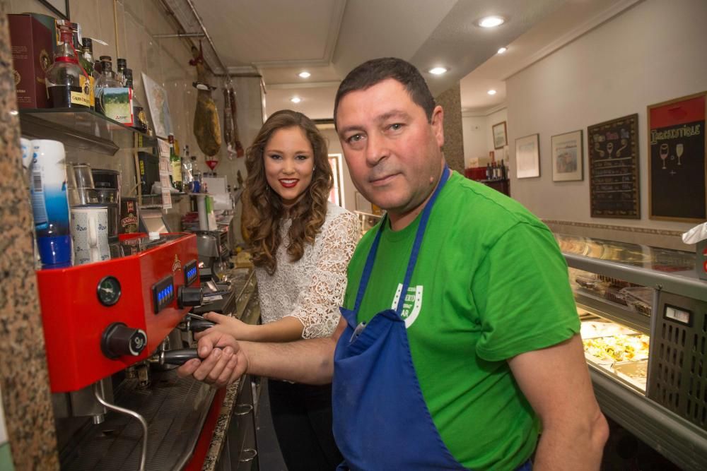 Ana Belén Castelló acompaña unas horas a su padre en el bar que regenta en pleno centro de Alicante y que es punto de encuentro de foguerers