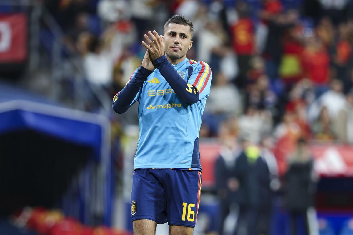 Rodri of Spain greets the supporters during the UEFA Nations League 2026/27 group phase match between Spain and Czech Republic at Carlos Tartiere stadium on October 03, 2026, in Oviedo, Spain. AFP7 03/10/2026 ONLY FOR USE IN SPAIN
