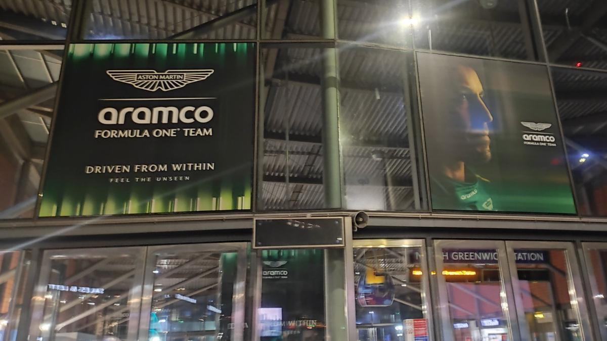 Alonso y Aston Martin , protagonistas en las estaciones de metro de Londres