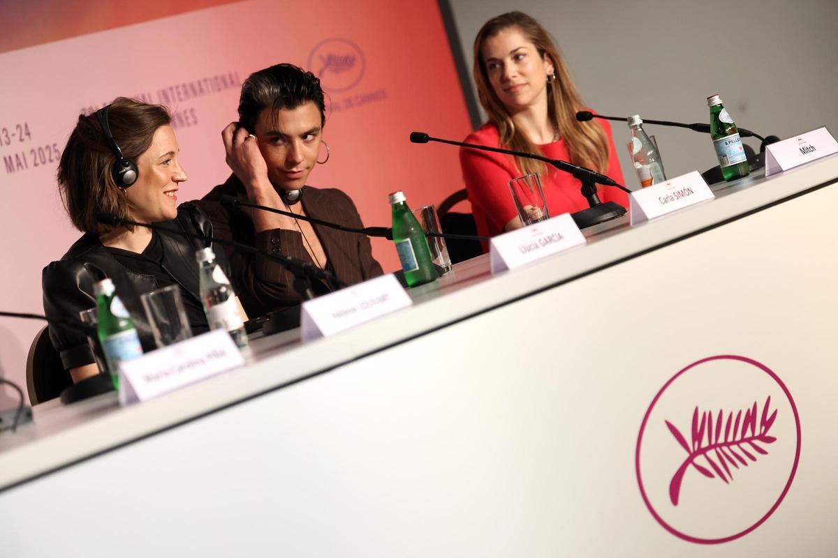 Carla Simón y el equipo de Romería posan en Cannes