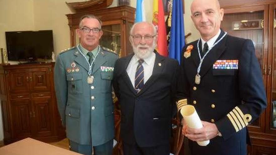 Los dos nuevos miembros del Gremio, junto al presidente. // R.V.