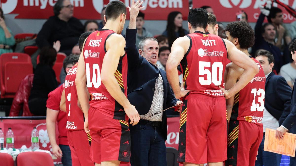 Varios jugadores del Casademont Zaragoza escuchan las instrucciones de Porfirio Fisac en un momento del encuentro entre el equipo rojillo y el Barcelona.