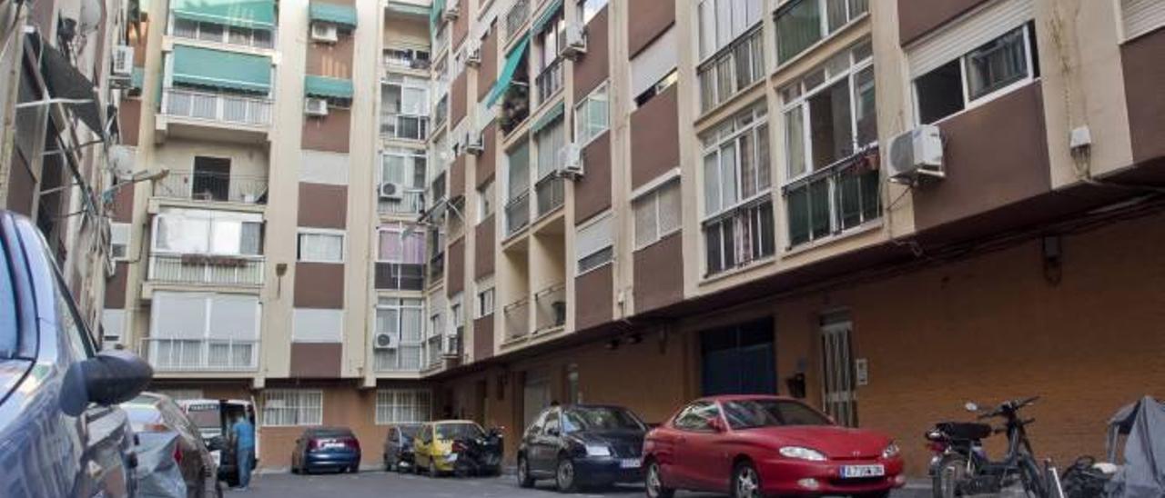 Bloques de edificios de la calle Alonso Cano de Alicante donde está una de las viviendas ocupadas en venta