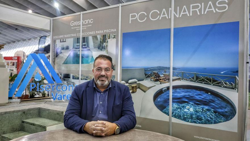 Miguel Varela en el stand de Pisercons Varela en la feria Construye | María Pisaca